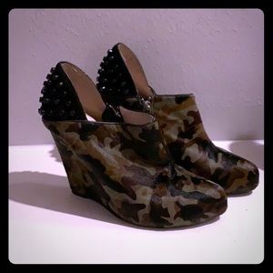 Cute camo calf skin bootie/wedges